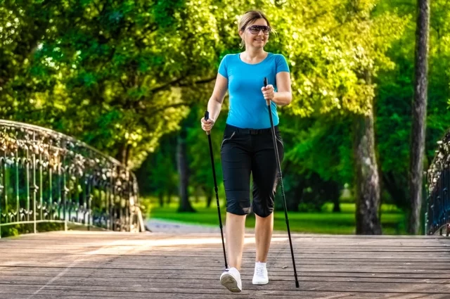 Задействовать плечевой пояс при ходьбе будет на самом деле полезно. Проще говоря, делать махи руками.