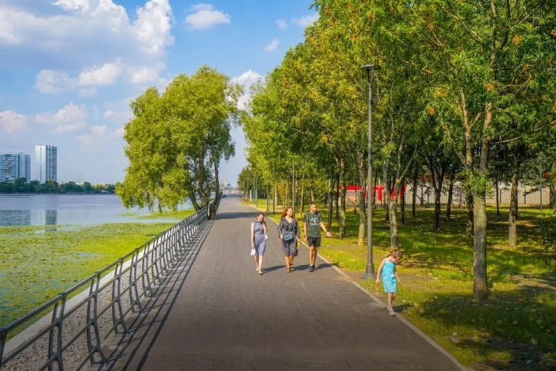 Горожане могут оценить комплексное благоустройство набережной Москвы-реки вдоль улицы Гурьянова.