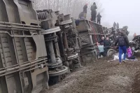 В первые минуты после аварии люди самостоятельно выбирались из вагонов.