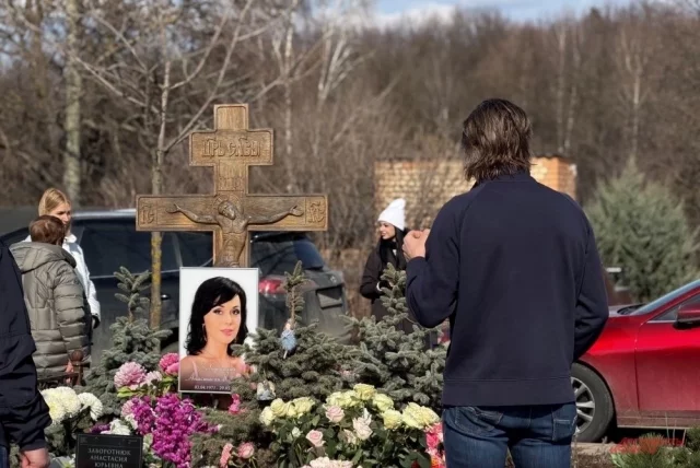 Вдовец Петр Черныше, друзья и родственники буквально усыпали могилу цветами.