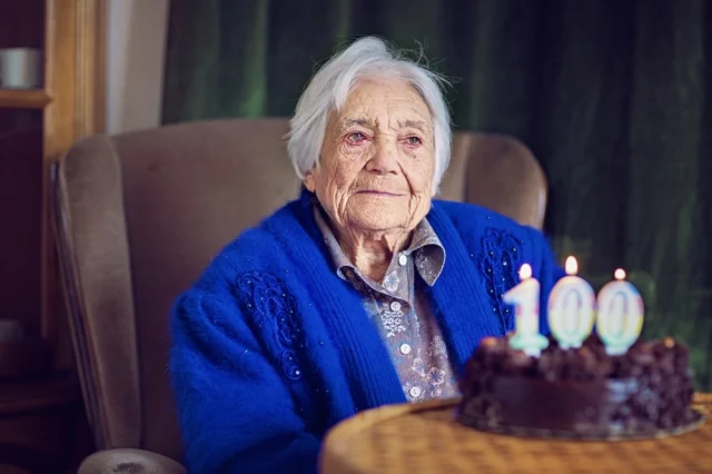 В России живет более 17 тысяч людей, которым более 100 лет. 