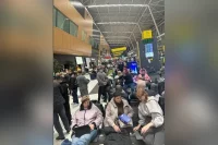 Причина — густой туман, который окутал столицу Татарстана ещё вечером 2 апреля и не собирается рассеиваться. 