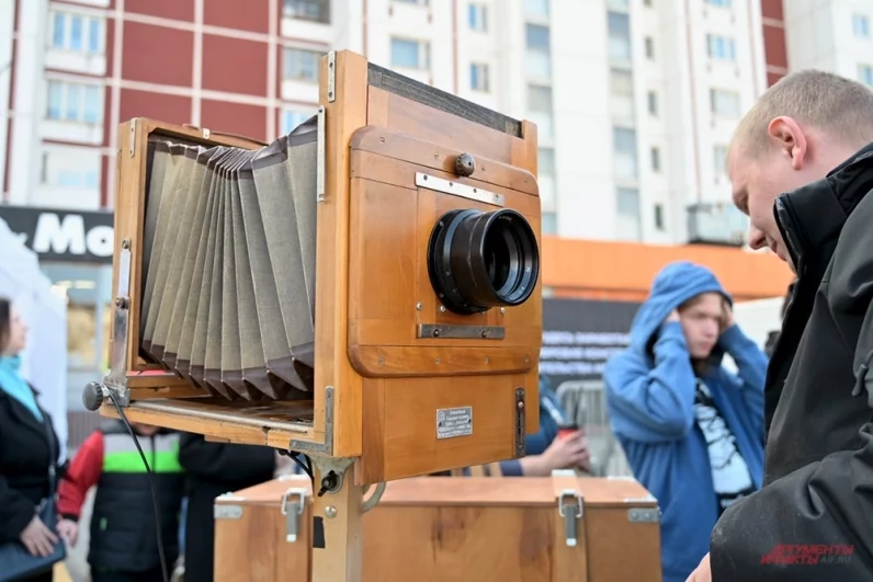 В экспозицию к ретротрамваям гармонично вписалась другая техника, например, фотоаппарат-гармошка.