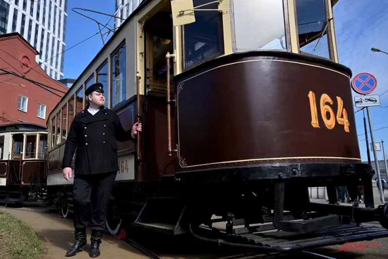 Трамвай «Ф» или «фонарный» показали в паре с нюрбергской сцепкой. За счет нее пассажировместимость увеличивалась вдвое.