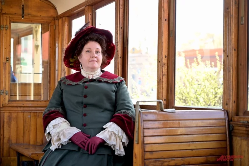 Самому старому трамваю в колонне более ста лет. «Фонарный» катал по столице с 1907 года до 1950-х.