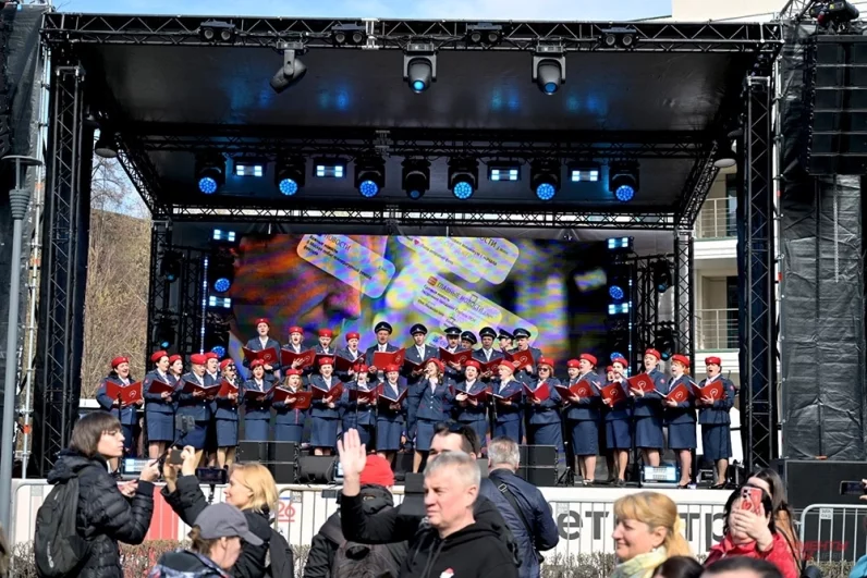 Праздничный день открыл хор Московского метрополитена.