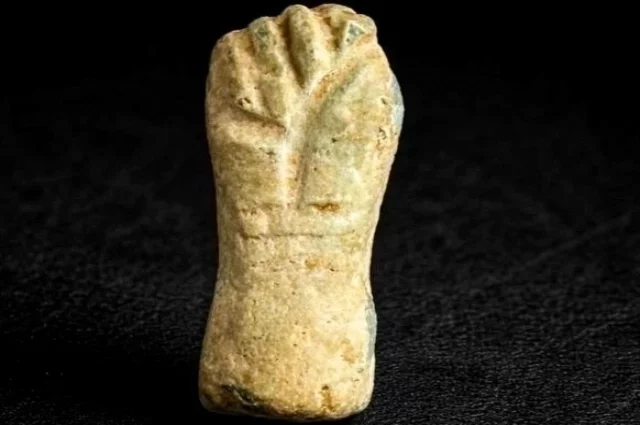  Среди амулетов, которые носили жители берегов Нила, знакомый всем кукиш, проще говоря, фига.