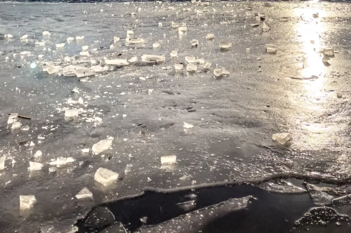 В Суоярви эвакуировали рыбака, который упал в полынью на озере