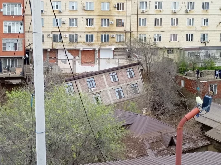 Трехэтажное строение осело из-за оползня.