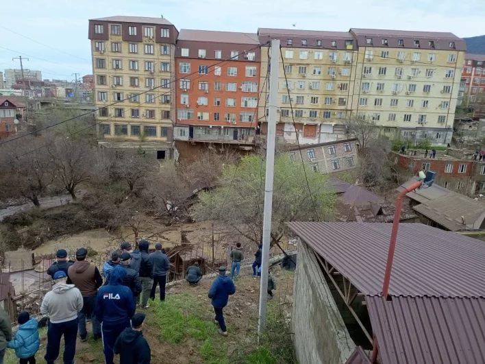 Свидетели наблюдают издалека.