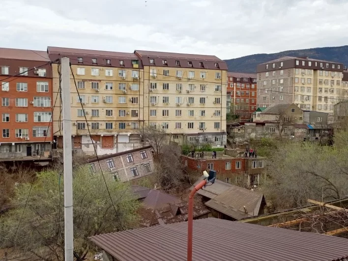 Рядом с рухнувшим домов находятся другие строения, которым тоже грозит подтопление.