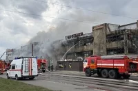 Огонь распространился на всё здание.