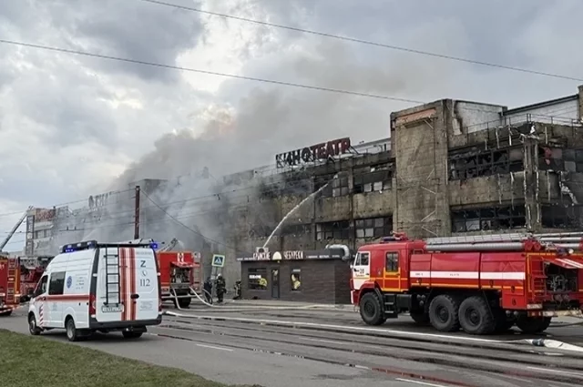 Огонь распространился на всё здание.