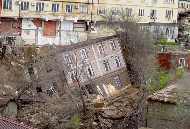 Многоквартирное строение в результате оползня рухнуло прямо в овраг.