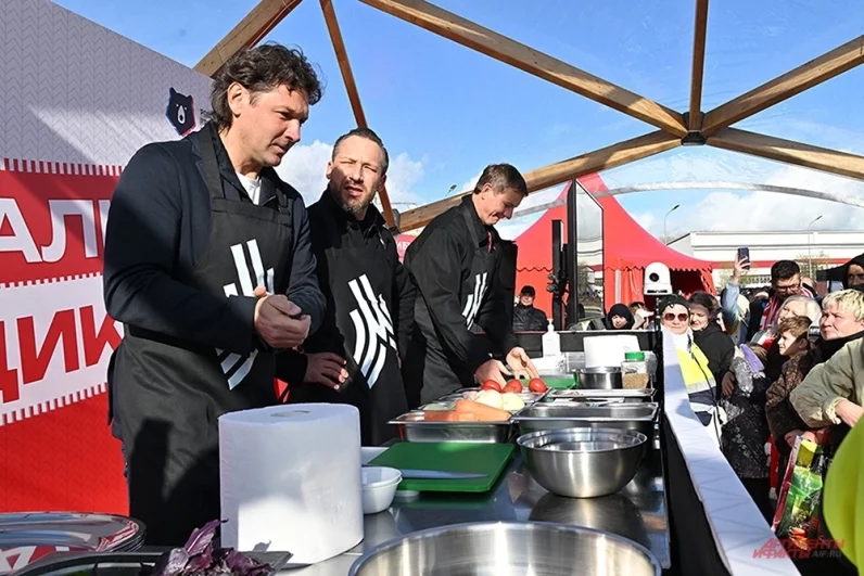 Главным событием фестиваля болельщиков стал гастрономический поединок между Романом Павлюченко и Дмитрием Сенниковым под руководством шеф-повара и телеведущего Ильи Захарова.