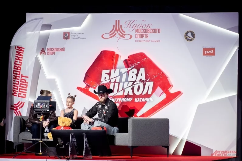 Все по-взрослому. Юные спортсмены узнавали результаты выступления от судей в импровизированной кабинке «Битвы школ» в сопровождении своих тренеров.