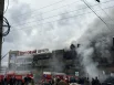 Жители наблюдали за процессом тушения горящего ТЦ