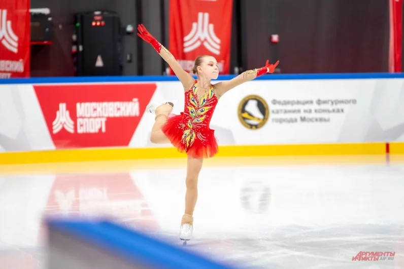 На лед с произвольными программами вышли мальчики и девочки в возрасте от шести до 17 лет в трех разных спортивных разрядах.