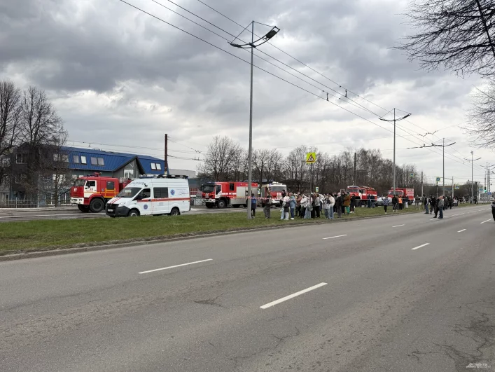 Толпа зевак образовалась около ТЦ