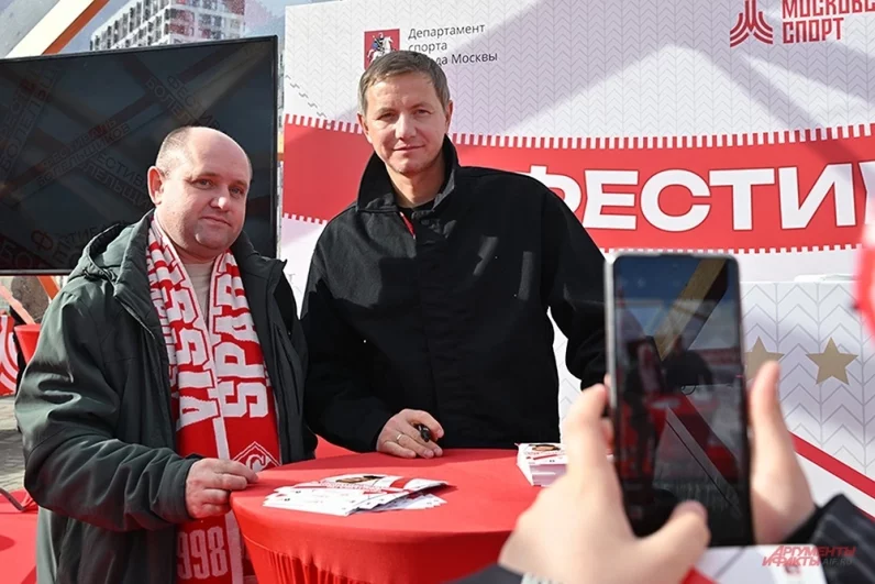 За «Спартак» отдувался бывший нападающий «красно-белых» и герой Евро-2008 в составе сборной России Роман Павлюченко. К слову, нападающий успел и за «Локомотив» поиграть.