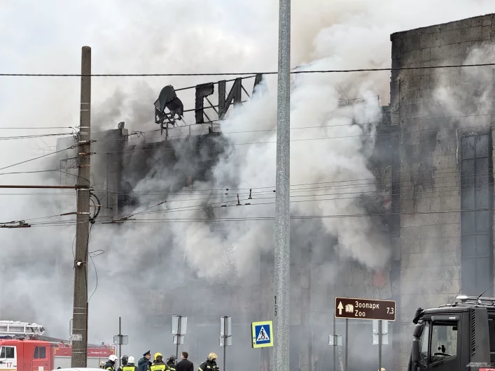 Из-за густого дыма не было видно фасада здания 