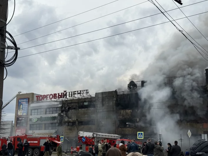 Жители наблюдали за процессом тушения горящего ТЦ