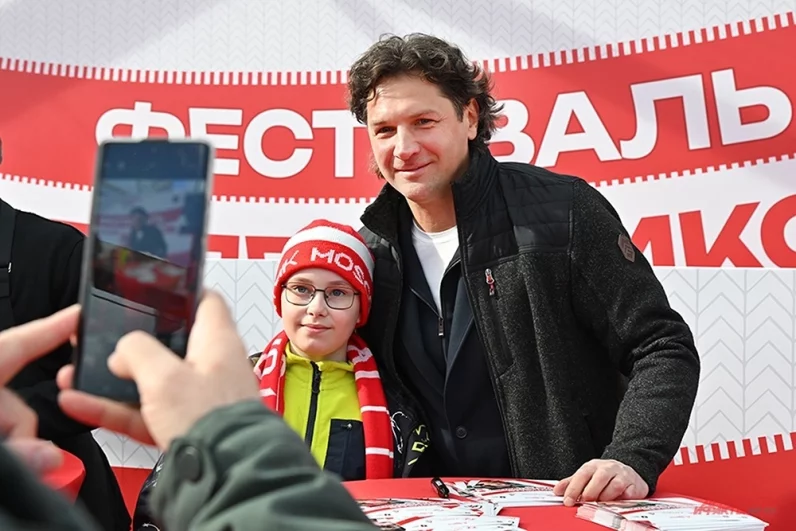 Не обошлось и без приглашенных звезд. На фотографии экс-защитник сборной России и легенда московского «Локомотива» Дмитрий Сенников.