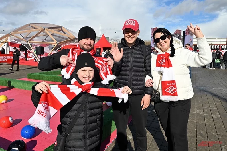 На стадионе «Лукойл Арена» состоялось московское дерби «Спартак» – «Локомотив». Перед принципиальной встречей двух столичных клубов на территории стадиона состоялся масштабный «Фестиваль болельщиков».