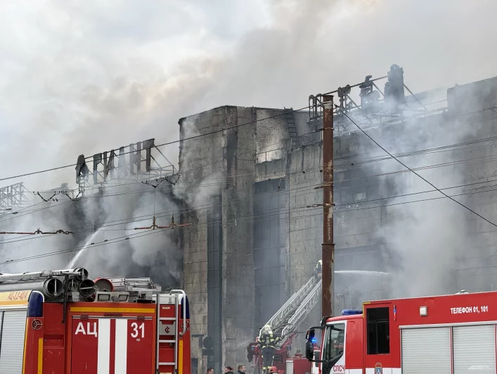 Десятки машин задействованы в тушении огня