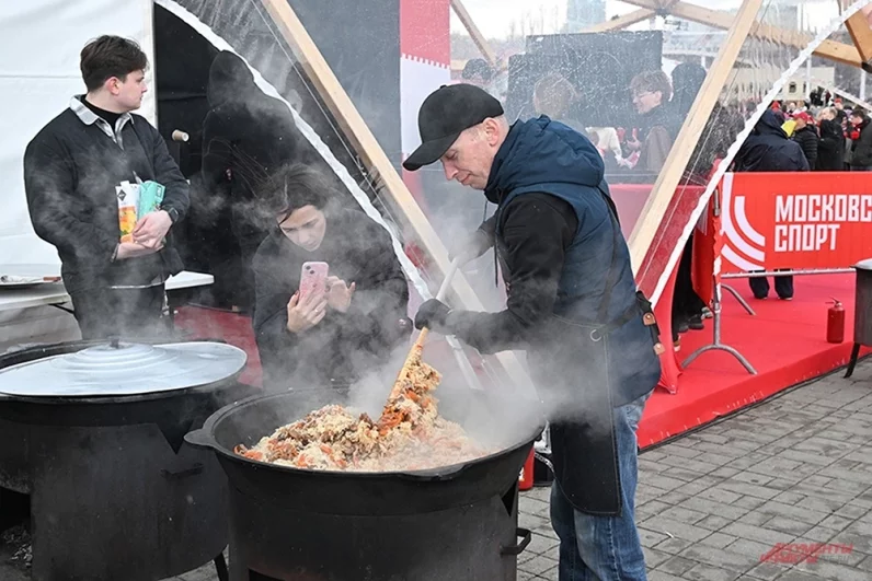 В кулинарном поединке победила дружба, а более 700 заранее заготовленных организаторами порций плова достались всех проголодавшимся. 