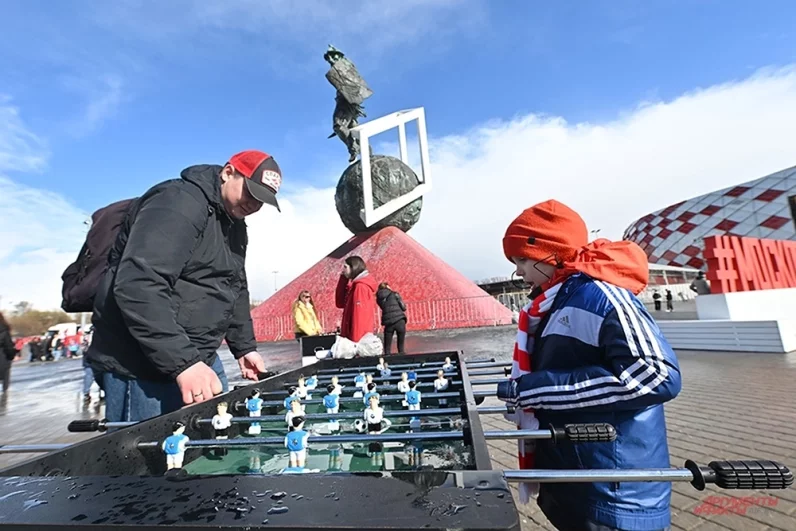 Те, кому не хотелось «гонять» мяч, сразились в настольном футболе, где помимо реакции нужен и холодный расчет.