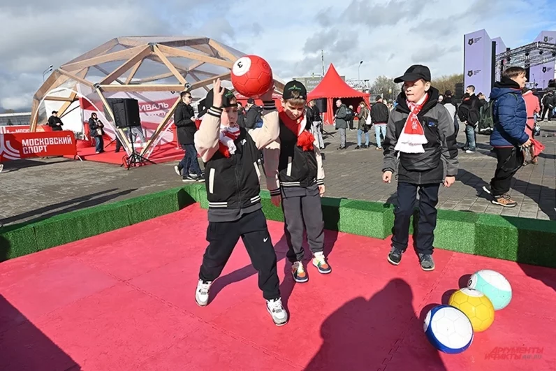 Хоть «Спартак» и «Локомотив» – принципиальные соперники, но праздник проходил в дружественной и веселой атмосфере.