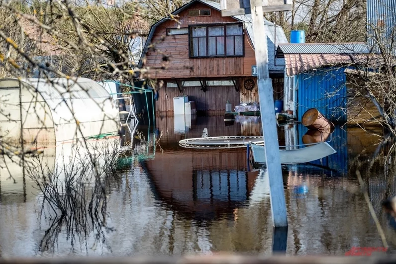 Жители СНТ «Сирень» оставляют машины в километре от дома, и идут до жилища пешком. Спасают только непромокаемые резиновые сапоги.