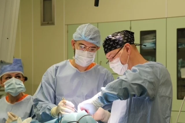 Специалисты нейрохирургического отделения РДКБ проводят хирургическое вмешательство.