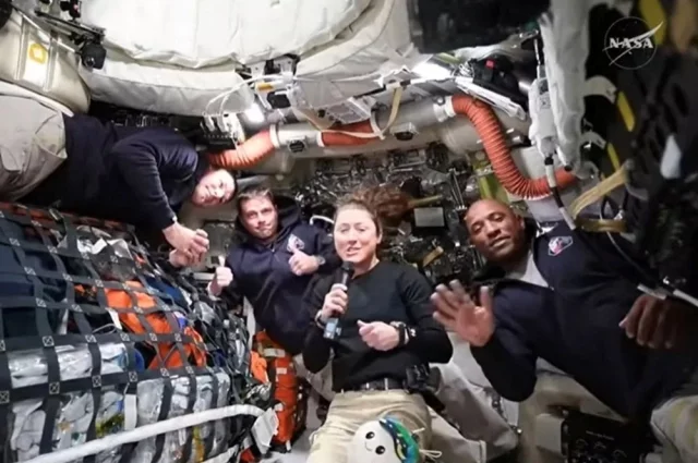 Экипаж космического корабля «Орион» (слева направо): Джереми Хансен, Рид Уайсмен, Кристина Кук и Виктор Гловер