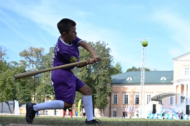 Три секции в городе учат детей правильно обращаться с битой и мячом.