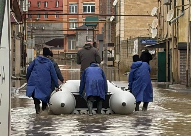 В некоторых местах спасателям приходится доплывать до пострадавших на лодках.