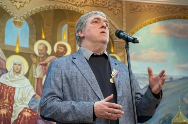Никита Высоцкий читал со сцены стихи своего отца.