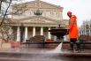 В Москве промыли и подготовили к расконсервации фонтан у Большого театра.