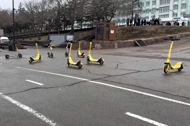 На самокатах ездить можно только по одному, уступать пешеходам, спешиваться на переходах не садиться за руль пьяными