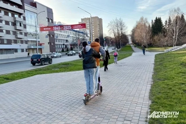 Подростки легко обходят ограничения кикшеринговых сервисов.