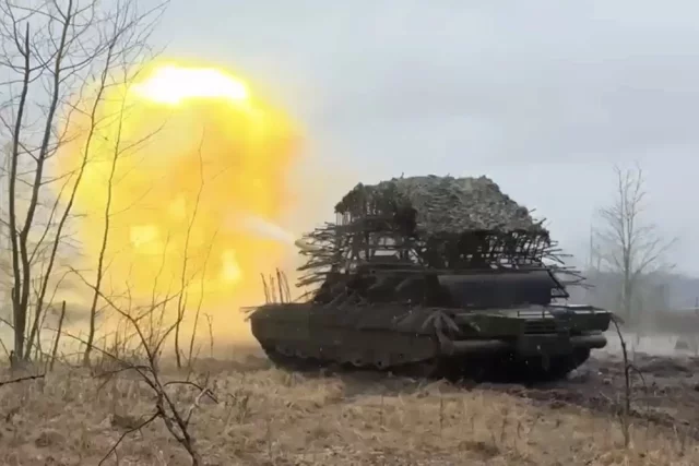 Танк Т-80БВМ работает по ВСУ в Харьковской области.