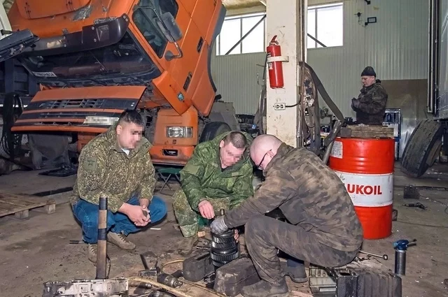 Вывезенную с поля боя технику «возвращают к жизни» уже в укрытии.