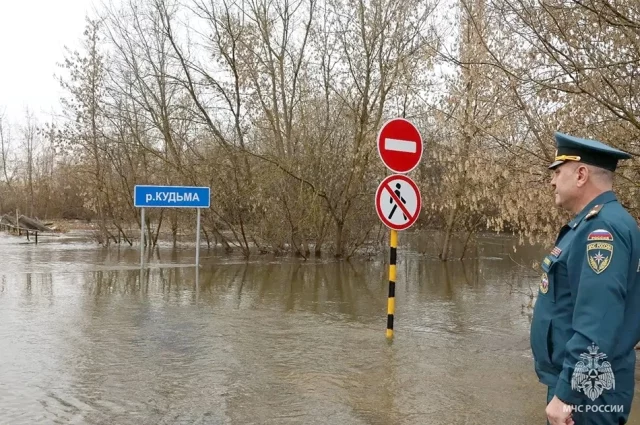 Кругом река Кудьма, ни проехать ни пройти.