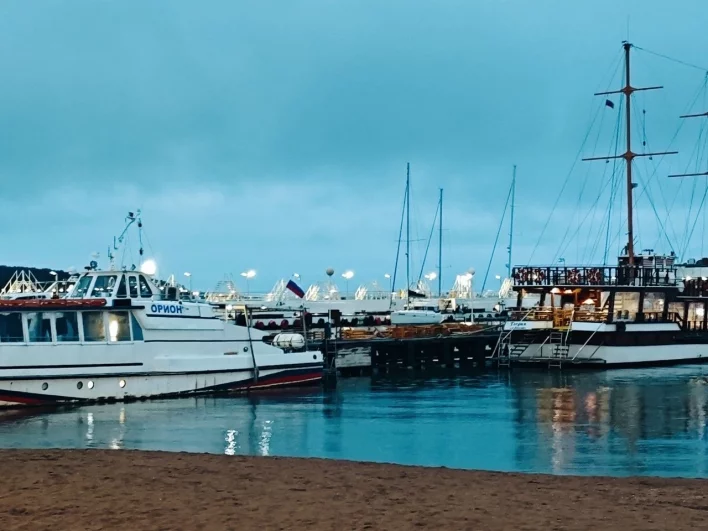 Судна на причале в ожидании летнего сезона. 