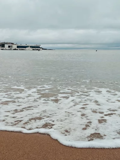 Волны изо дня в день перебирают песок на местных пляжах. 