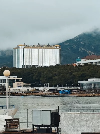 Горные вершины скрыты за облаками. 