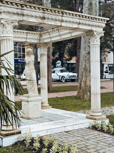 Можно прогуляться по Греческому парку.