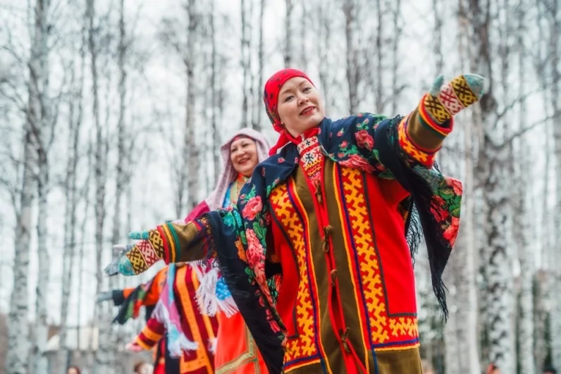 Представители коренных народов радовали зрителей песнями и танцами.
