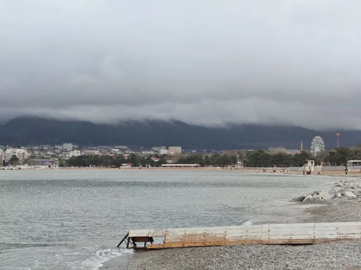 Виднеется колесо обозрения у подножия Маркхотского хребта. 